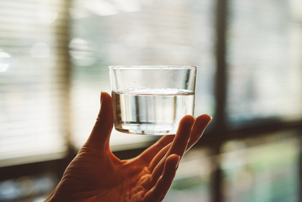 comment rendre meilleure l'eau du robinet à la maison