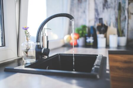 Les meilleures astuces pour améliorer l'eau du robinet à la maison